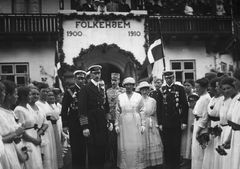 Ved Kongefamiliens besøg på Folkehjem i 1920 dannede den gamle indgang ramme om dette foto. På billedet ses fra venstre: Kronprins Frederik, Kong Christian X, Dronning Alexandrine, Prinsesse Thyra og Prins Knud. Foto: Museum Sønderjylland