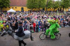 Dansk Rakkerpak baner vejen for Næssi på cykel til åbningsfesten i 2019