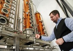 Samarbejdet med CPH-Foods forskere gav så meget vækst i Lammefjordens Destilleri, at Kasper Steen Jacobsen og de andre ansatte nu arbejder på fuld tid med at brygge vodka på lammefjordskartofler. Foto: CPH-Food