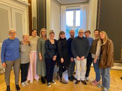 Mange af de frivillige i Familienetværket Filippavej var med til prisuddelingen, hvor de modtog hæder af Frederiksberg Kommune. Her ses de sammen med Mette Bang Larsen (m.f.), som er formand for Socialudvalget.