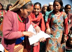 Piger og kvinder lærer om deres rettigheder i Mission Østs læsegrupper i Nepal. Foto: Susanne Madsen for Mission Øst.