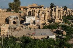 Hjemvendte familier finder gravstederne i Telasquf vandaliseret af IS. Foto: Peter Eilertsen for Mission Øst.