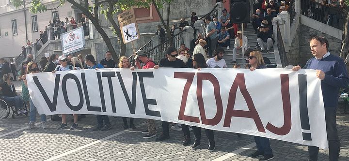 Demonstranterne kræver udskrivning af valg ved anti-regeringsprotester i maj 2021.” (”Volitve zdaj!” betyder ”Valg nu!”).