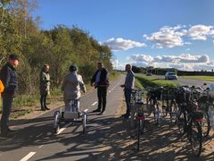 Per Nyhus, formand for Teknik- og Miljøudvalget i Billund Kommune stod for at klippe den røde snor ved indvielsen af den nye cykelsti i Billund. Foto: Billund Kommune