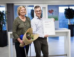 Vicedirektør for Cirkulær Økonomi, Heidi Schütt Larsen, og CSR-chef, Peter Harpsøe Engel, modtog det officielle CSR-certifikat som bevis på, at Dansk Retursystem nu er CSR-certificeret.  Foto: Ty Stange