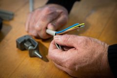 Det uofficielle DM i kabelstrip finder sted i fem af Lemvigh-Müllers håndværkerbutikker rundt om i landet i hele uge 12. D. 17. marts går det løs i stål- og teknikgrossistens butik på Nordager 3 i Kolding.