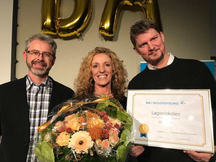 Lærer på Lagoniskolen, Peer Dreyer, Lektor ved UC Syddanmark, Sanne Feldt-Rasmussen og Skoleleder på Lagoniskolen, Thomas Kjær Nielsen, modtog prisen på 50.000 for førstepladsen ved ved DM i Skoleudvikling i Nyborg.