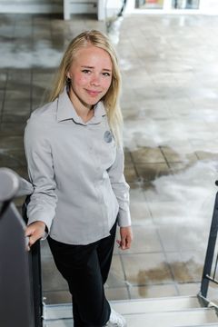 Den 21-årige restaurantchef, Sara Yelva, får store roser af både kunder og kollegaer. Hendes erfaring og professionalisme skal nu styrke restauranten i Randers. Foto: PR.