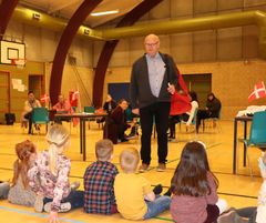 Udvalgsformand for Skole, Uddannelse og Dagtilbud, Helge Friis var ude for at byde børnene velkommen i forbindelse med åbningen af Mini-SFO’en på Frederiksværk Skole.