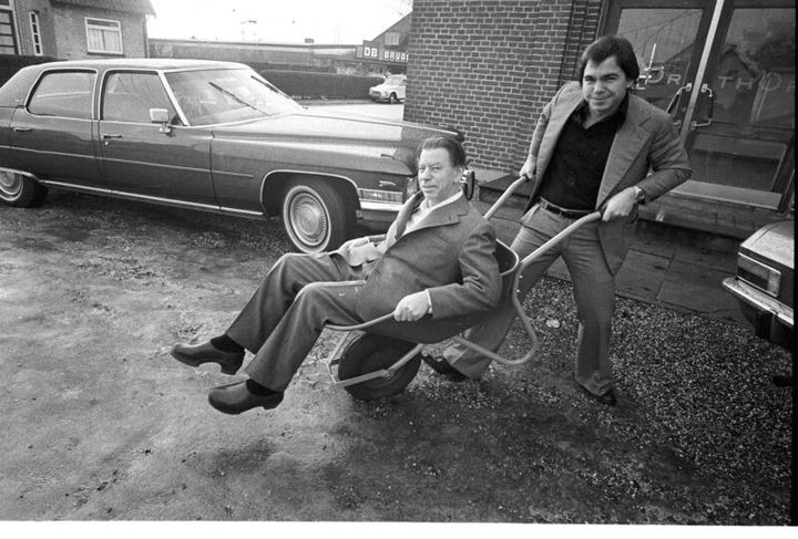 G. A. L. Thorsen og sønnen Kurt Thorsen med Cadillac'en i baggrunden. Fotokreditering Erik Jepsen, 1977