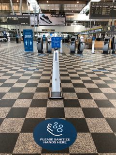 Afstandsmarkører, spritdispensere og en masse andre forholdsregler vil du møde i Billund Lufthavn for at skabe trygge rammer.