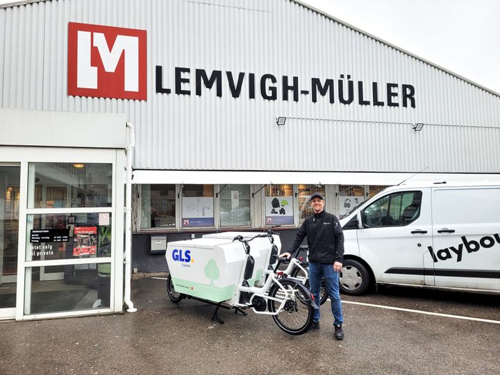 "Håndværkerne møder tidligt, og så mangler de pludselig en bit til skruemaskinen og har brug for en ekspreslevering. Der er især tryk på ekspresleveringerne fra kl. 7 til 10 – det er ulvetimerne, som vi kalder det, hvor der også er mange biler på vejene i København. Her går det hurtigere at komme rundt på cykel", siger Michael Flinck Stølås, der er  butikschef i Lemvigh-Müllers håndværkerbutik i Sydhavnen.