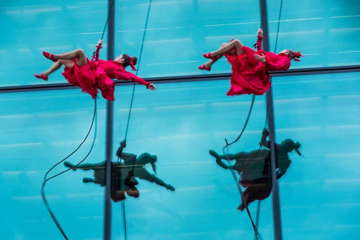 Sparrow Dance fremfører en svævende danseperformance på ydersiden af en 37 meter høj silo til SMK Fridays i Thy. Fotoet er fra en af gruppens tidligere shows. Foto: Uffe Karlsson