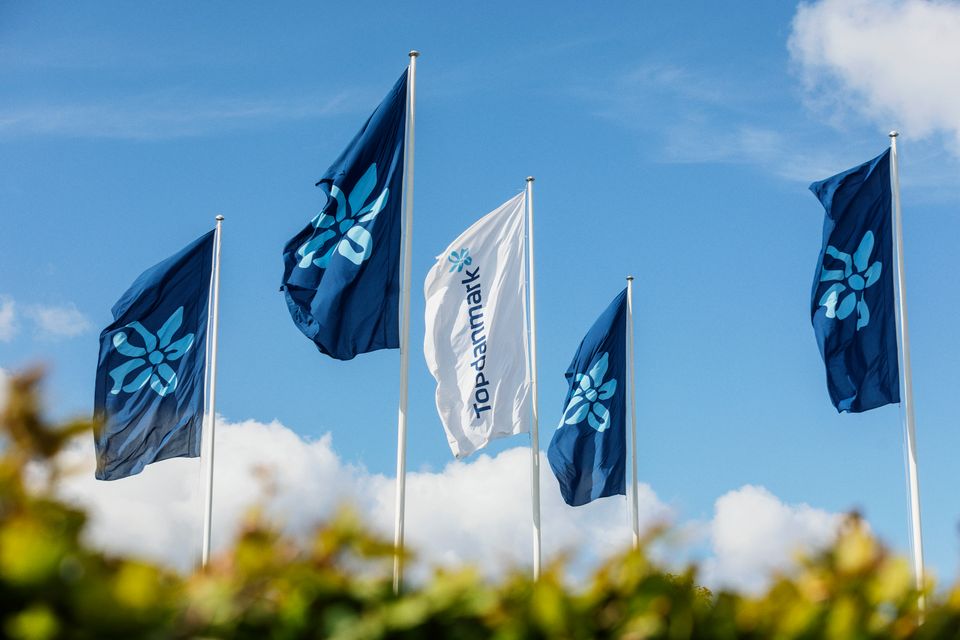 Flag med Topdanmarks logo ved hovedkontoret i Ballerup