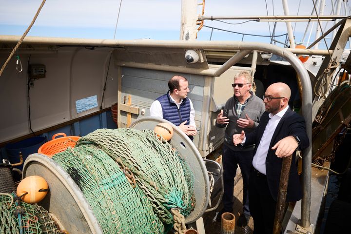 Fødevare- og fiskeriminister Rasmus Prehn til højre, og EU's miljøkommissær Virginijus Sinkevičius til venstre, under et besøg på et dansk fiskerifartøj
