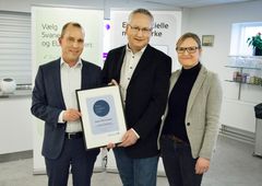 Den 1. februar 2017 blev Dansk Retursystem kåret som årets grønne indkøber i Netværk for Miljømærket indkøb. Fra venstre: Martin Fabiansen, direktør i Miljømærkning Danmark, Steen Aagaard, indkøbschef i Dansk Retursystem og Hanne Svenningsen, miljøchef i Dansk Retursystem. Foto: Dansk Retursystem.