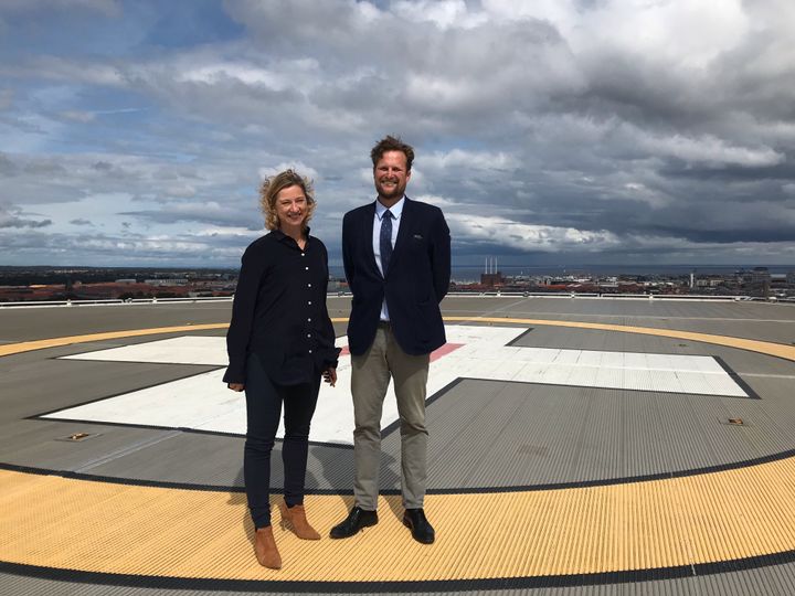 Regionsrådsformand Sophie Hæstorp Andersen og Regionsrådsformand Carl Johan Sonesson på Rigshospitalets helikopterlandingsplads