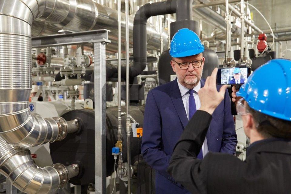 Energiminister Lars Christian Lilleholt (V) deltog I indvielsen af spildvarmeprojektet i Køge, i hvilket Process Engineering havde ansvaret for design og konstruktion. PR-foto: CP Kelco/Sigurd Høye. Energiminister Lars Christian Lilleholt (V) deltog I indvielsen af spildvarmeprojektet i Køge, i hvilket Process Engineering havde ansvaret for design og konstruktion. PR-foto: CP Kelco/Sigurd Høye.