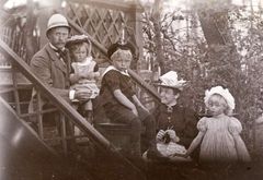 Via Link-Lives kan man finde livsforløb på mange familier, fx  familien Harboe der ses her ved deres hus i 1895. Foto: Ukendt fotograf Kbh Stadsarkiv