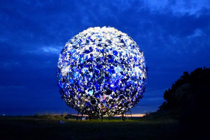 Kom til Torvet i Nykøbing og oplev Maj Ds værk Blue Earth, der om natten er oplyst”. Foto: Maj D.