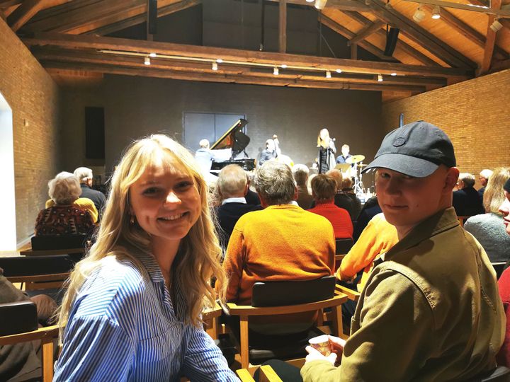 Musikskoleeleverne Mille Bergholtz og Oliver Eriksen, der begge går på Musikskolens talentlinje GITA var i går inviteret af Jazz på Tværs til at deltage i koncert med den svenske jazzsangerinde Ellen Andersson på KUMUS. Foto: Guldborgsund Kommune.