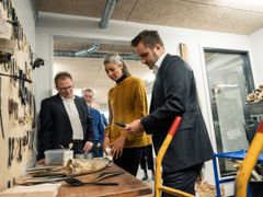 Erhvervsminister Simon Kollerup (S) på besøg hos den LAG-støttede virksomhed Hornvarefabrikken i Bøvlingbjerg.