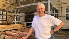 Chef for teknik og bygninger i ROMU, Morten Nielsen, glæder sig over, at kommunen tager hånd om de historiske bygninger, der huser Roskilde Museum. Foto: ROMU.