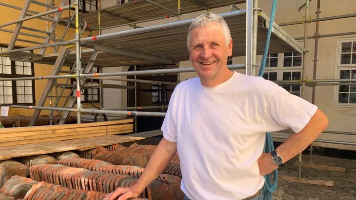 Chef for teknik og bygninger i ROMU, Morten Nielsen, glæder sig over, at kommunen tager hånd om de historiske bygninger, der huser Roskilde Museum. Foto: ROMU.