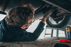 Danskerne har flere biler i garagen, og det kan blive dyrt i værkstedsregninger. Heldigvis er der en række ting, du ifølge ekspert selv kan fikse på bilen. Foto: PR