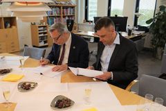 Borgmester Ole Bjørstorp (th) og kommunaldirektør Kåre Svarre Jakobsen (tv) skriver under på lejekontrakten med lægerne.