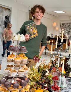 Emil Obel er havde dækket en storslået tag-selv-bord med kager og pynt fra HALLOWEENBOGEN. Foto: PR