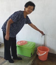 Fru Han Kyong Sun er glad for at have adgang til rent drikkevand. Foto: Peter Drummond Smith, Mission Øst