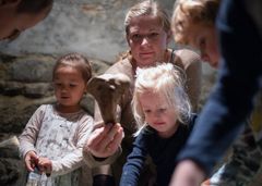 Børnene kan selv grave efter ”arkæologiske fund” i gravekassen i den del af udstillingen, som hedder "Under jorden" og befinder sig i Roskilde Museums kælder. Foto: Kristian Grøndahl