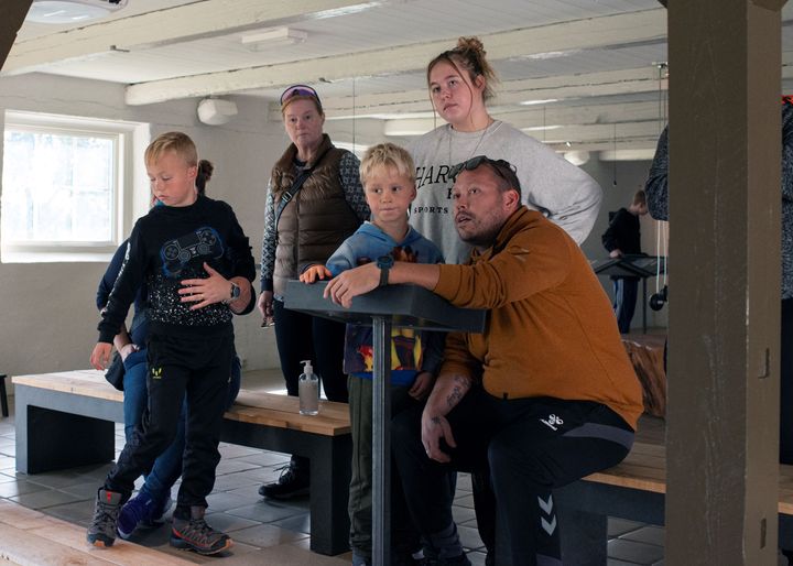 Mange familier benytter vinterferien til at være sammen om berigende museumsoplevelser. Det bliver der en ekstra anledning til på Lejre Museum denne vinterferie, når museet inviterer til et kig ind i ”Vølvens værksted”.
Foto: Kristian Grøndahl