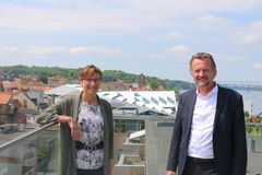 Martha Petersen og Martin Baltser med Middelfart Sparekasses hovedsæde i baggrunden. Et stærkt værdifællesskab har ført til sammenlægningen af de to sparekasser.