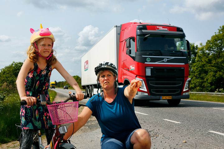 Liv på 8 år er ifølge sin mor Mette Line Lundgaard Laursen bange for at køre på den trafikerede hovedvej A26 mellem Skive og Mors. Strækningen udpeges som et af de steder, hvor cyklister føler sig meget udsatte.