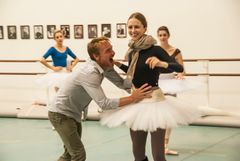 Balletmester Nikolaj Hübbe har skabt hver rolle i "Weimar" til den enkelte danser. Her instruerer han solodanser Susanne Grinder.