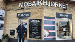 Kjeld foran butikken i Brønshøj.