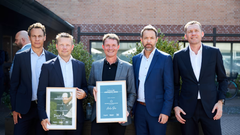 Yderst til venstre ses Niels Miles Frandsen (adm. direktør Dagrofa Foodservice) og yderst til højre Michael Christensen (kategoridirektør Dagrofa) sammen med repræsentanter fra Danish Crown og Arla Pro