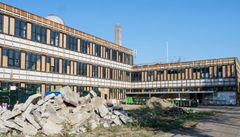 Den forsigtige nedrivning af den tidligere Gladsaxe Skole er i fuld gang. Fotograf: Kaj Bonne.