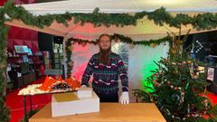Der er julestemning á la Roskilde Festival, når museumsinspektør Jakob Caspersen åbner fire pakker med museumsgenstande fra festivalens historie. FOTO: William Hopwood, RAGNAROCK