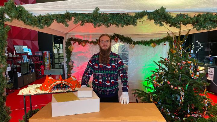 Der er julestemning á la Roskilde Festival, når museumsinspektør Jakob Caspersen åbner fire pakker med museumsgenstande fra festivalens historie. FOTO: William Hopwood, RAGNAROCK