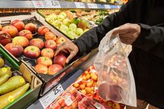 I frugt og grønt-afdelingen er der stort fokus på at tilbyde overvejende danske varer og også økologiske.