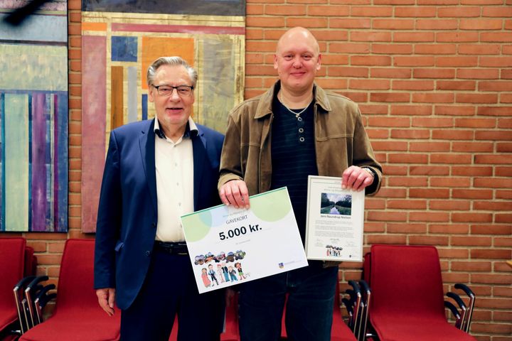 Ishøjs borgmester Ole Bjørstorp (tv.) med vinderen af Ishøjs Klima- og Miljøpris 2019, Jørn Naudrup Nielsen, til prisuddelingen i Byrådsssalen på Ishøjs Rådhus den 28. november 2019.