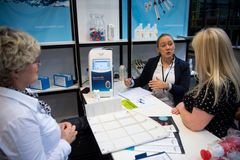 Mange af udstillerne på messen DiaLabXpo adresserer den travlhed, der generelt hersker i laboratorierne og som på ingen måde har været mindre under covid-19-epidemien. Et gennemgående træk ved årets produktnyheder på messen er, at produkterne er designet til at spare både tid og ressourcer i travle laboratorier.