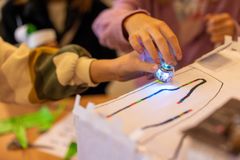 2. årgang arbejdede med farveprogrammering til små ozobotter.