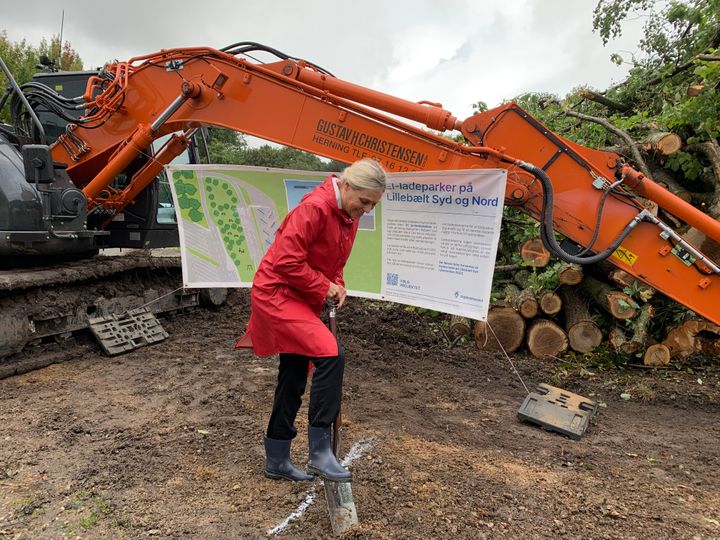 I dag tog transportminister Trine Bramsen første spadestik til den første nye ladepark med lynladere på rasteplads Lillebælt Syd ved Nørre Aaby på Fyn. Foto: Vejdirektoratet.