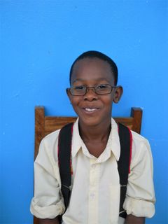 Hati Ali på 12 år er en af de 32.000 tanzanianere, Louis Nielsen har hjulpet via projektet Giv Syn til Tanzania. Han havde -9, da Louis Nielsens optikere målte hans øjne på synslejren i Tanzania i november 2016. Det betød, han kun kunne se nogle få centimeter for sig. Efter lidt stilhed brød han ud i grin og latter, fordi han nu kunne se verden, sin familie og helt op til tavlen på sin skole.