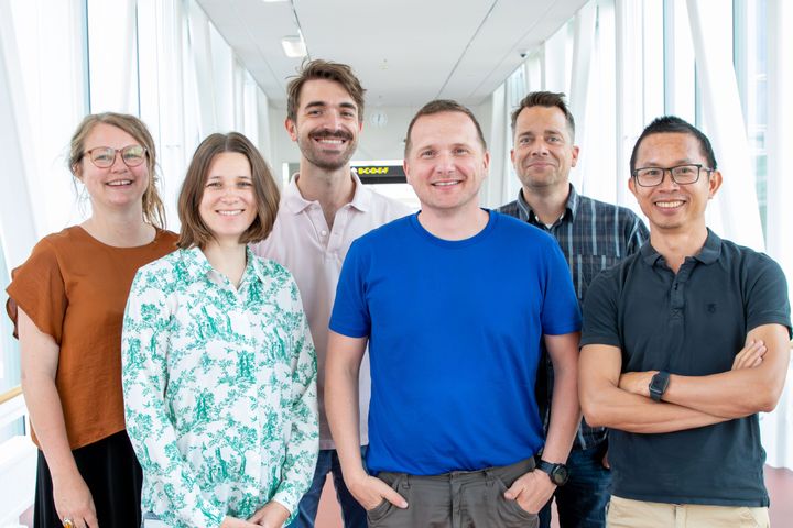 Fra venstre: Lektor Maja Ludvigsen, ph.d.-studerende Signe Neldeborg, ph.d.-studerende Johannes Frasez Sørensen, professor Christian Kanstrup Holm, lektor Magnus Stougaard og professor Yonglon Lui. Forskerne har undersøgt den nye form for genterapi i en fusionsdrevet undertype af akut myeloid leukæmi. Resultaterne giver håb om muligheden for en helt ny behandlingsmetode, der specifikt retter sig mod fusionsdrevne kræftformer, hvor der i øjeblikket ikke er helbredende behandlingsmuligheder. Foto: Line Rønn