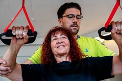 Andrea Rose dyrker regelmæssig motion, støttet af hendes søn, River Breinholt, der er fysioterapeut. Det har hjulpet med at holde sygdommen nede. Foto: Anders Clausen